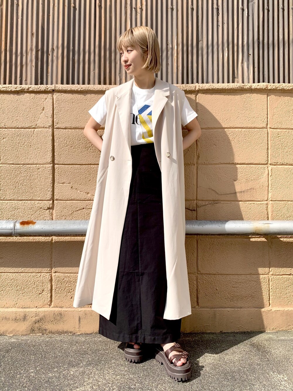 「オトナカジュアル、ナロースカート、ジレ、ロングジレ、白Tシャツ、ゆるコーデ、休日スタイル、モード、きれいめカジュアル、スタッフセンバツ」｜「JEANASISのアソートハイウエストナロースカート/947854（スカート、ブラック系）」を使った、山形真理さん（レディース・155cm）の春コーディネートの1枚目の写真