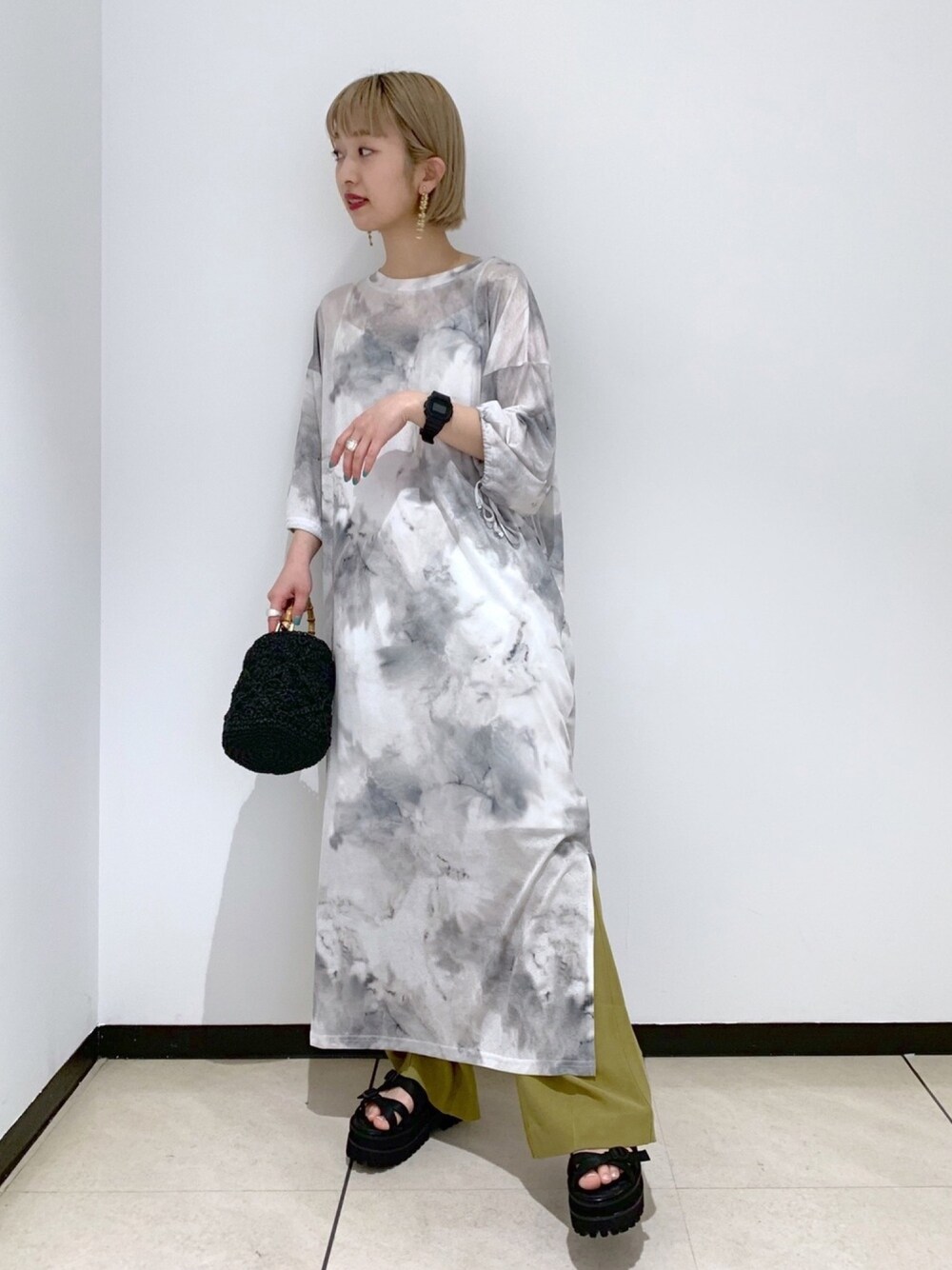 「主役はカラーパンツ、タイダイ柄、スタッフセンバツ、シースルー、ロングワンピース、ゆるコーデ、休日スタイル、春夏コーデ、きれいめカジュアル、プチプラ」｜「JEANASISのシアーカットロングワンピース/941989（ワンピース、グレー系）」を使った、山形真理さん（レディース・155cm）の春コーディネートの1枚目の写真