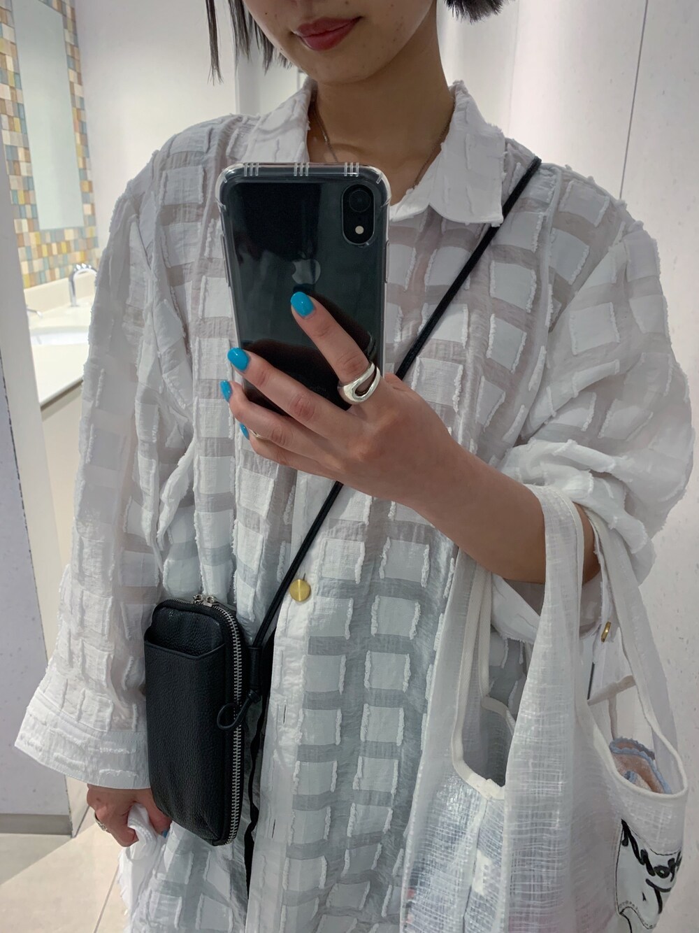 「これが私をアゲる服、お財布ショルダー、ミニバッグ、おサイフショルダー、シアーシャツ、透け感、透け感ブラウス、春夏コーデ、スタッフセンバツ、きれいめカジュアル」｜「BEAUTY&YOUTH UNITED ARROWSのBY∴ レザージップスリムウォレットショルダー（財布、ブラック系）」を使った、山形真理さん（レディース・156cm）の春コーディネートの1枚目の写真