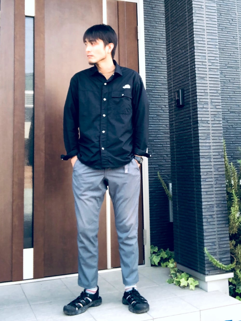 「スラックス、ヌプシシャツ、keen、THE NORTH FACE、モノトーンコーデ、アウトドアミックス」｜「THE NORTH FACEの【THE NORTH FACE / ザ ノースフェイス】 L/S Nuptse Shirt#（シャツ/ブラウス、ブラック系）」を使った、wizさん（メンズ・176cm）の春コーディネートの1枚目の写真