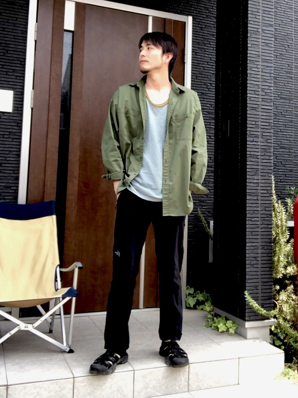「アースカラー、THE NORTH FACE、keen、ミリタリーシャツ、phatee、BEAMS、涼しい、春夏コーデ、アウトドアミックス」｜「BEAMSのBEAMS / ミリタリー シャツ（シャツ/ブラウス、グリーン系）」を使った、wizさん（メンズ・176cm）の春コーディネートの1枚目の写真