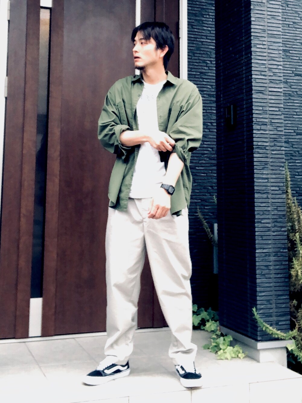 「ワイドパンツ、大人カジュアル、シンプル、シャツスタイル、ミリタリーシャツ、スニーカー」｜「BEAMSのBEAMS / ミリタリー シャツ（シャツ/ブラウス、グリーン系）」を使った、wizさん（メンズ・176cm）の夏コーディネートの1枚目の写真