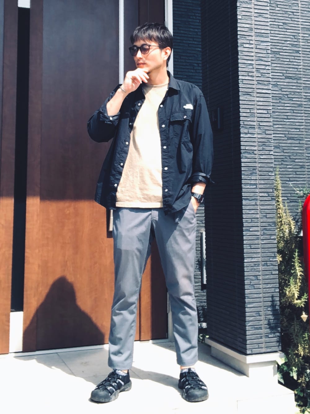 「大人カジュアル、サングラス、サンダルに靴下、THE NORTH FACE、グラミチ、keen、アウトドアミックス」｜「THE NORTH FACEの【THE NORTH FACE / ザ ノースフェイス】 L/S Nuptse Shirt#（シャツ/ブラウス、ブラック系）」を使った、wizさん（メンズ・176cm）の夏コーディネートの1枚目の写真
