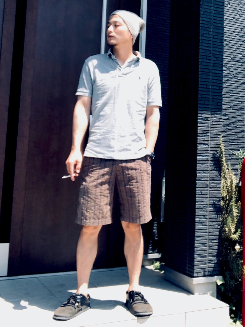 「ニット帽、ポロシャツ、ショーツ、サンダル」｜「POLO RALPH LAURENのアイテム（ポロシャツ、グレー系）」を使った、wizさん（メンズ・176cm）の夏コーディネートの1枚目の写真