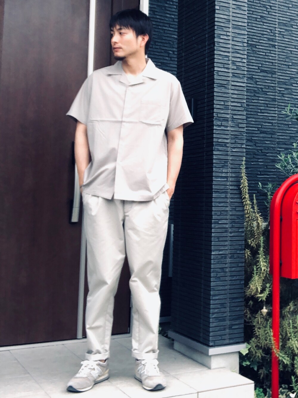 「シャツ、白パンツ、ワントーンコーデ、グレー、グレージュ」｜「URBAN RESEARCH DOORSのイージーケアオープンカラーシャツ（シャツ/ブラウス、グレー系）」を使った、wizさん（メンズ・176cm）の夏コーディネートの1枚目の写真