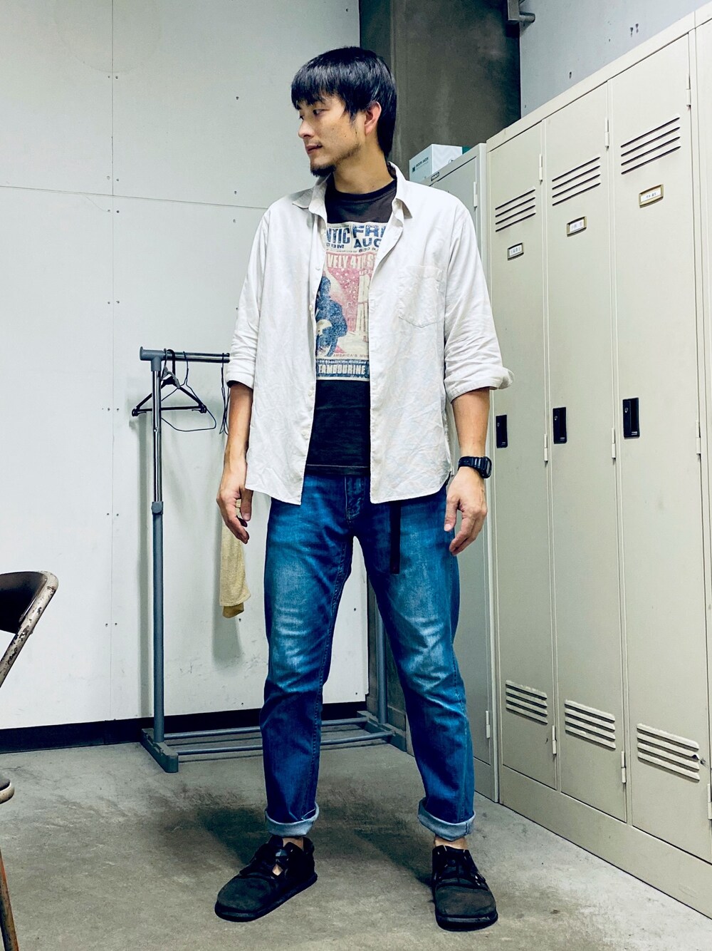 「夏、カジュアル、Tシャツ、ジーンズ、シャツスタイル、ロックT、ビルケンシュトック、サンダル」｜「URBAN RESEARCH DOORSのマイクロワッフル7分袖シャツ（シャツ/ブラウス、ホワイト系）」を使った、wizさん（メンズ・176cm）の夏コーディネートの1枚目の写真
