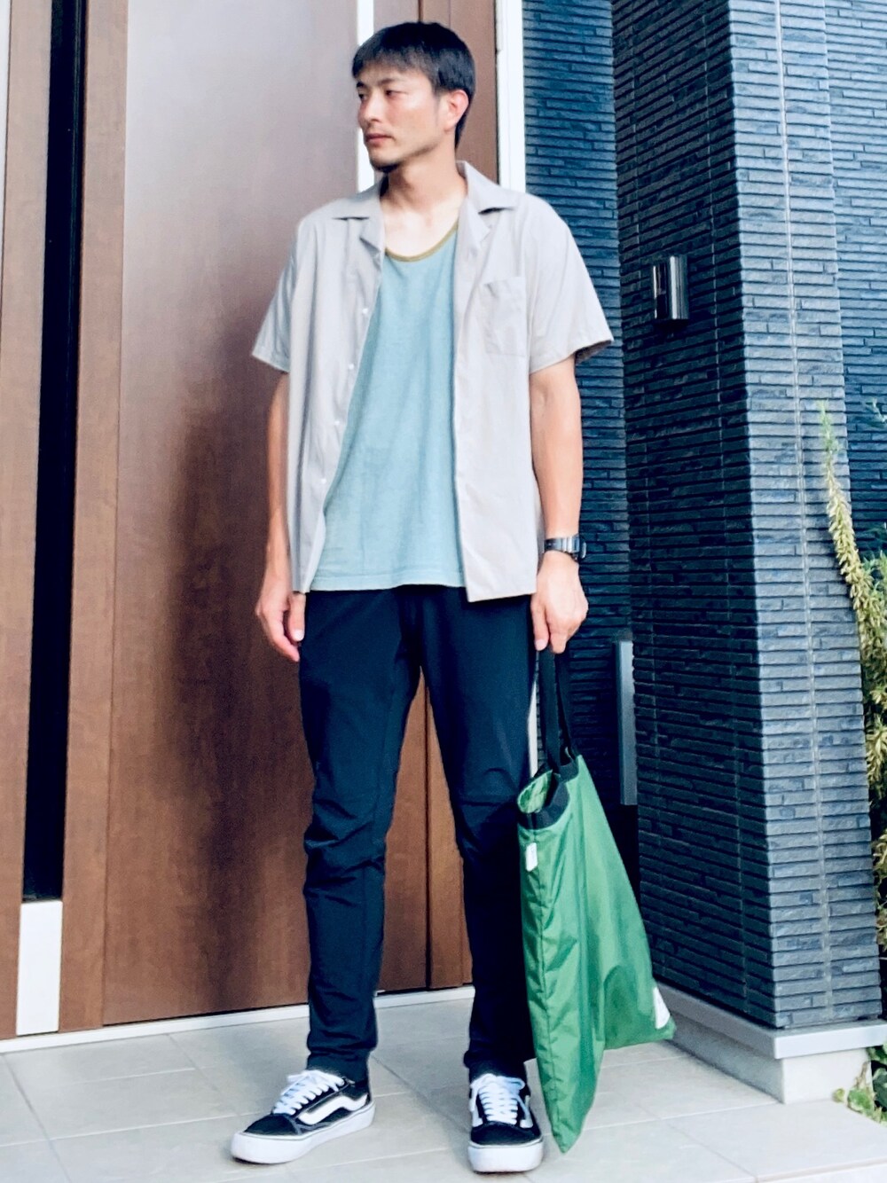 「くすみカラー、オープンカラーシャツ、開襟シャツ、トートバッグ、シンプル、夏コーデ、休日スタイル、drifter、THE NORTH FACE、VANS」｜「URBAN RESEARCH DOORSのイージーケアオープンカラーシャツ（シャツ/ブラウス、グレー系）」を使った、wizさん（メンズ・176cm）の夏コーディネートの1枚目の写真