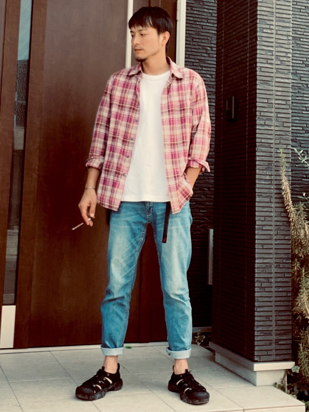 「チェックシャツ、マドラスチェック、GAP、無印良品、GRAMICCI、keen、サンダル、夏コーデ」｜「GAPのアイテム（シャツ/ブラウス、レッド系）」を使った、wizさん（メンズ・176cm）の夏コーディネートの1枚目の写真