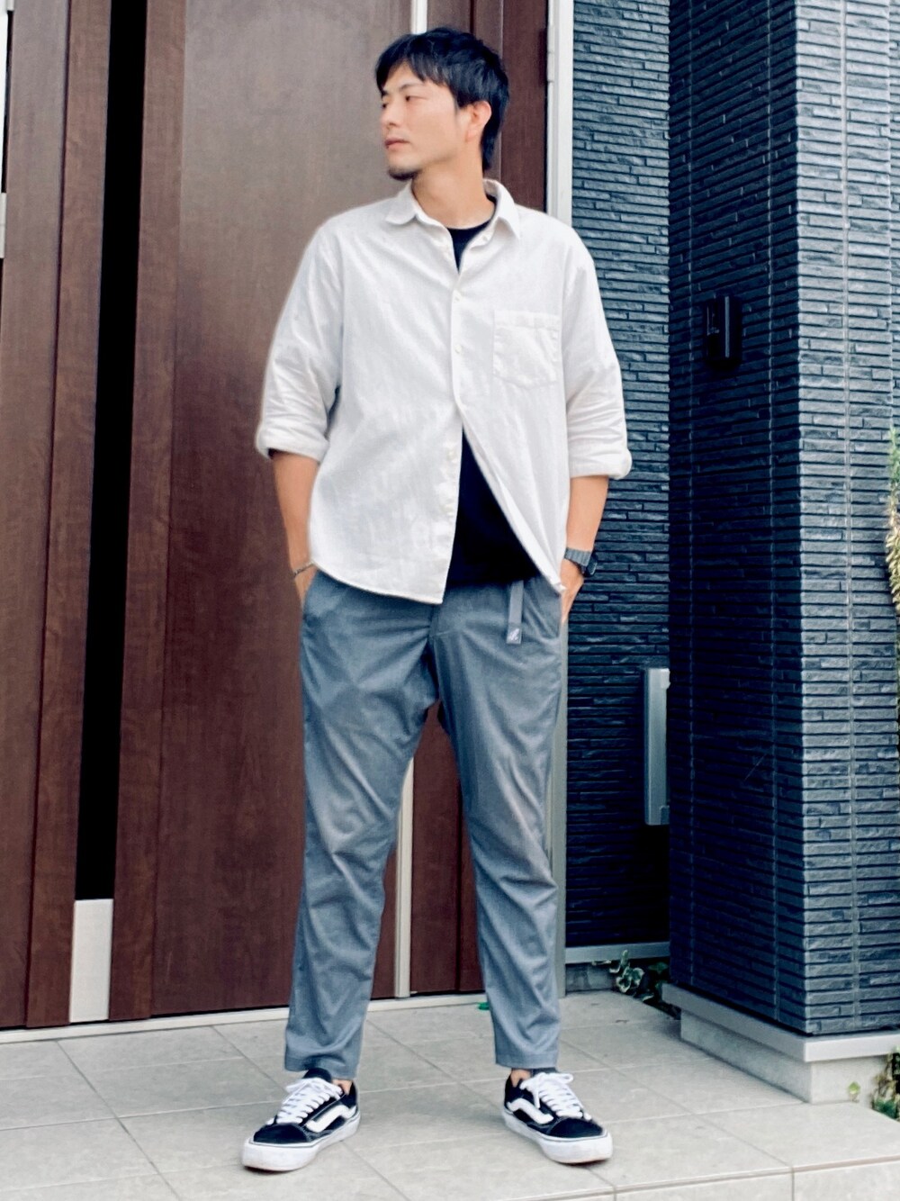 「シンプル、スラックス、VANS、七分袖、グラミチ、スニーカー、大人カジュアル、ワッフル、シャツスタイル」｜「URBAN RESEARCH DOORSのマイクロワッフル7分袖シャツ（シャツ/ブラウス、ホワイト系）」を使った、wizさん（メンズ・176cm）の秋コーディネートの1枚目の写真