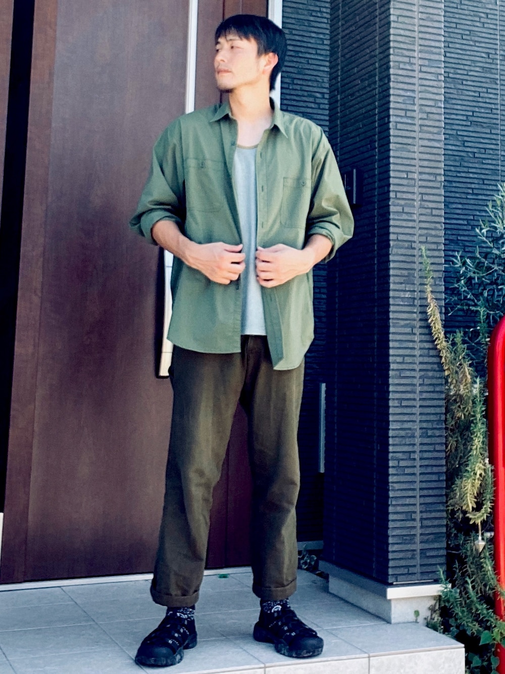 「ワントーンコーデ、クライミングパンツ、ミリタリーシャツ、サンダル、keen、BEAMS、シャツスタイル」｜「BEAMSのBEAMS / ミリタリー シャツ（シャツ/ブラウス、グリーン系）」を使った、wizさん（メンズ・176cm）の秋コーディネートの1枚目の写真