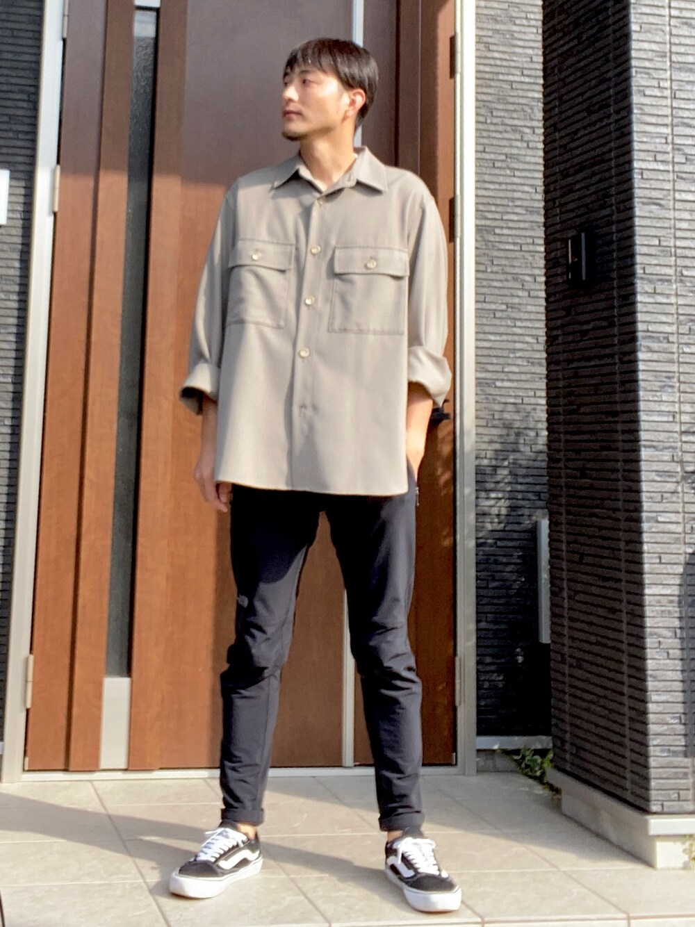 「秋コーデ、ビックシルエット、オトナカジュアル、ワントーンコーデ、CPOシャツ、おしゃれさんと繋がりたい、スニーカーコーデ、いいね、save、フォローお願いします🤑」｜「URBAN RESEARCHのT/W CPOジャケット（その他アウター、グレー系）」を使った、wizさん（メンズ・176cm）の秋コーディネートの1枚目の写真