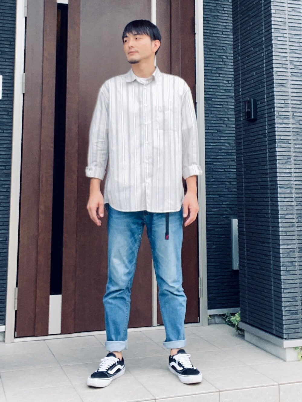 「シンプル、カジュアルコーデ、スニーカーコーデ、大人カジュアル、秋のコーデ、秋コーデ、シャツスタイル」｜「URBAN RESEARCH DOORSのウェザーストライプシャツ（シャツ/ブラウス、ホワイト系）」を使った、wizさん（メンズ・176cm）の秋コーディネートの1枚目の写真