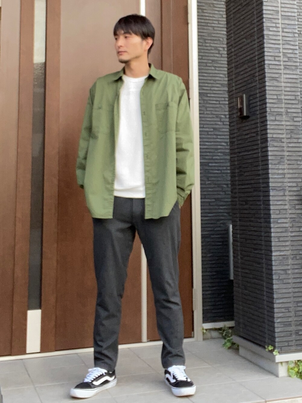「オトナカジュアル、スニーカーコーデ、シンプル、オーバーサイズ、大人コーデ、秋のコーデ、秋コーデ、VANS、グラミチ、ワッフル」｜「BEAMSのBEAMS / ミリタリー シャツ（シャツ/ブラウス、グリーン系）」を使った、wizさん（メンズ・176cm）の秋コーディネートの1枚目の写真