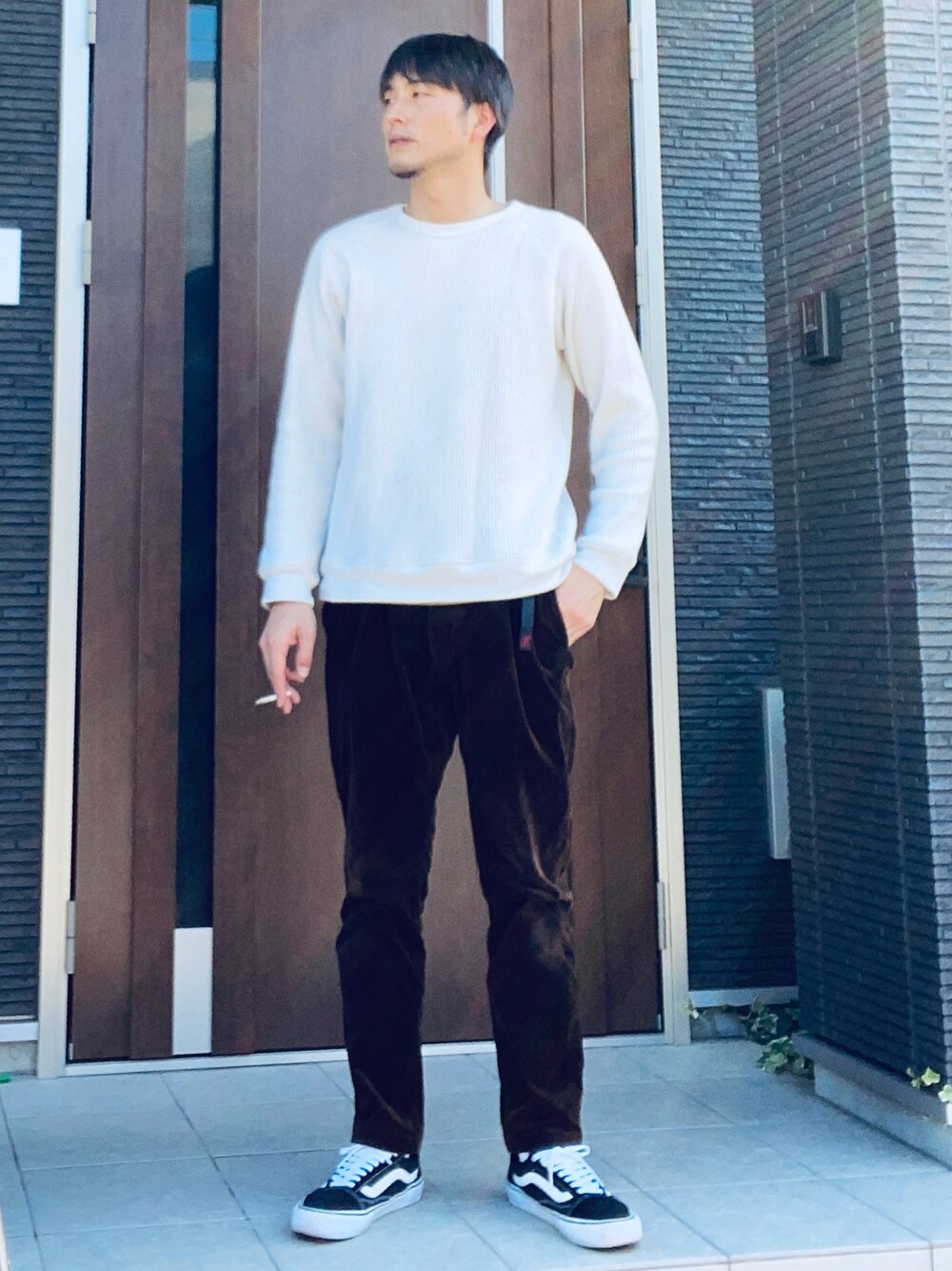 「大人カジュアル、秋冬コーデ、シンプルコーデ、コーデュロイパンツ、コーデュロイ、スニーカー、VANS、GRAMICCI、グラミチ、秋コーデ」｜「URBAN RESEARCH DOORSのULTRA THERMO ワッフルロングスリーブTシャツ（Tシャツ/カットソー、ホワイト系）」を使った、wizさん（メンズ・176cm）の秋コーディネートの1枚目の写真