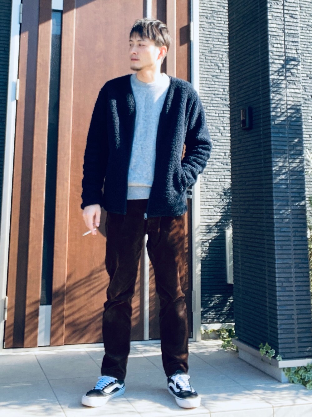 「あったかコーデ、休日スタイル、休日コーデ、UNIQLO、コーデュロイ、コーデュロイパンツ、フリース、ニット、セーター、ゆるコーデ」｜「UNIQLOのアイテム（その他アウター、ブラック系）」を使った、wizさん（メンズ・176cm）の冬コーディネートの1枚目の写真