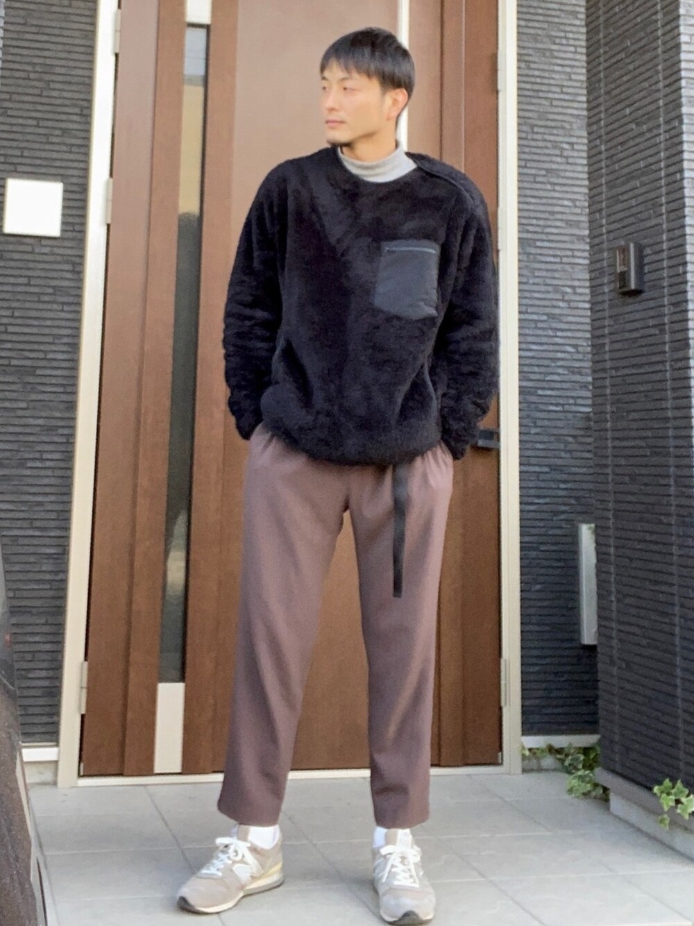 「冬コーデ、ブラウン、ブラック、プチプラ、ゆるコーデ、あったかコーデ、UNIQLO、プチプラコーデ、フリース、カジュアルコーデ」｜「UNIQLOのソフトタッチハイネックT（長袖）（Tシャツ/カットソー、グレー系）」を使った、wizさん（メンズ・176cm）の冬コーディネートの1枚目の写真