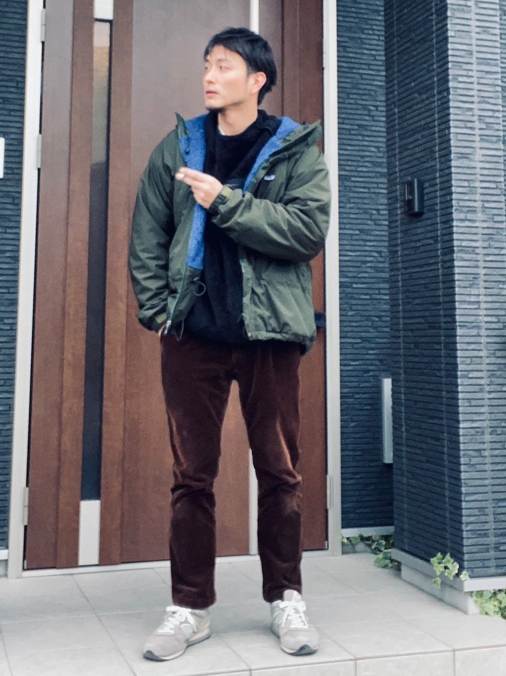 「patagonia、パタゴニア、インファーノジャケット、フリース、コーデュロイパンツ、冬、冬コーデ、UNIQLO、ゆるコーデ、アウトドアスタイル」｜「UNIQLOのフリースプルオーバー（長袖）（Tシャツ/カットソー、ブラック系）」を使った、wizさん（メンズ・176cm）の冬コーディネートの1枚目の写真