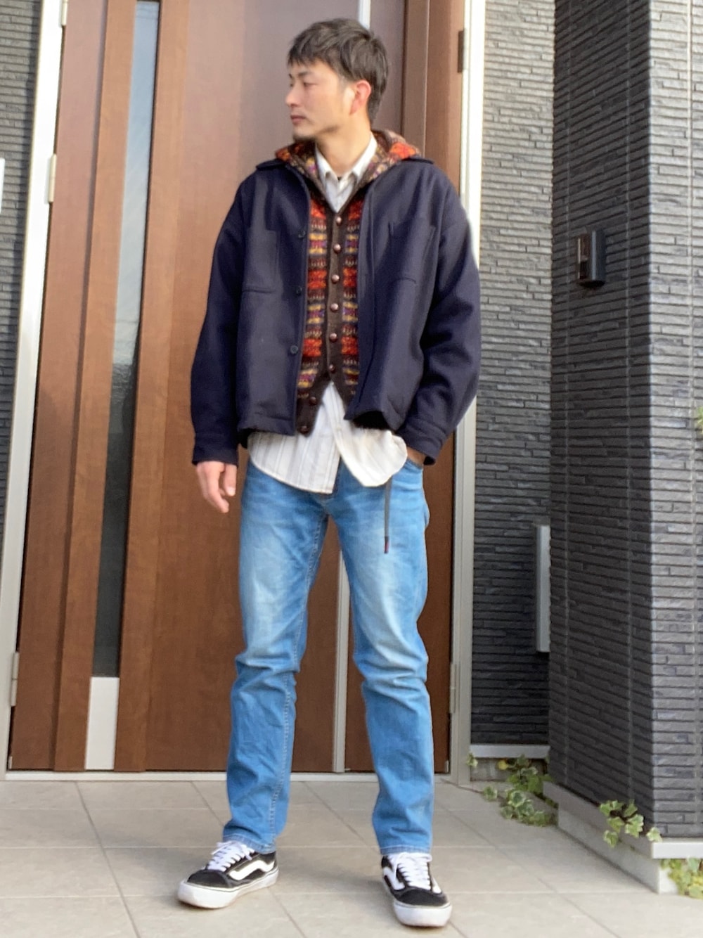 「VANS、CPOジャケット、ベスト、シャツスタイル、オトナカジュアル、スニーカー」｜「URBAN RESEARCH DOORSのメルトンCPOジャケット（その他アウター、ブルー系）」を使った、wizさん（メンズ・176cm）の冬コーディネートの1枚目の写真