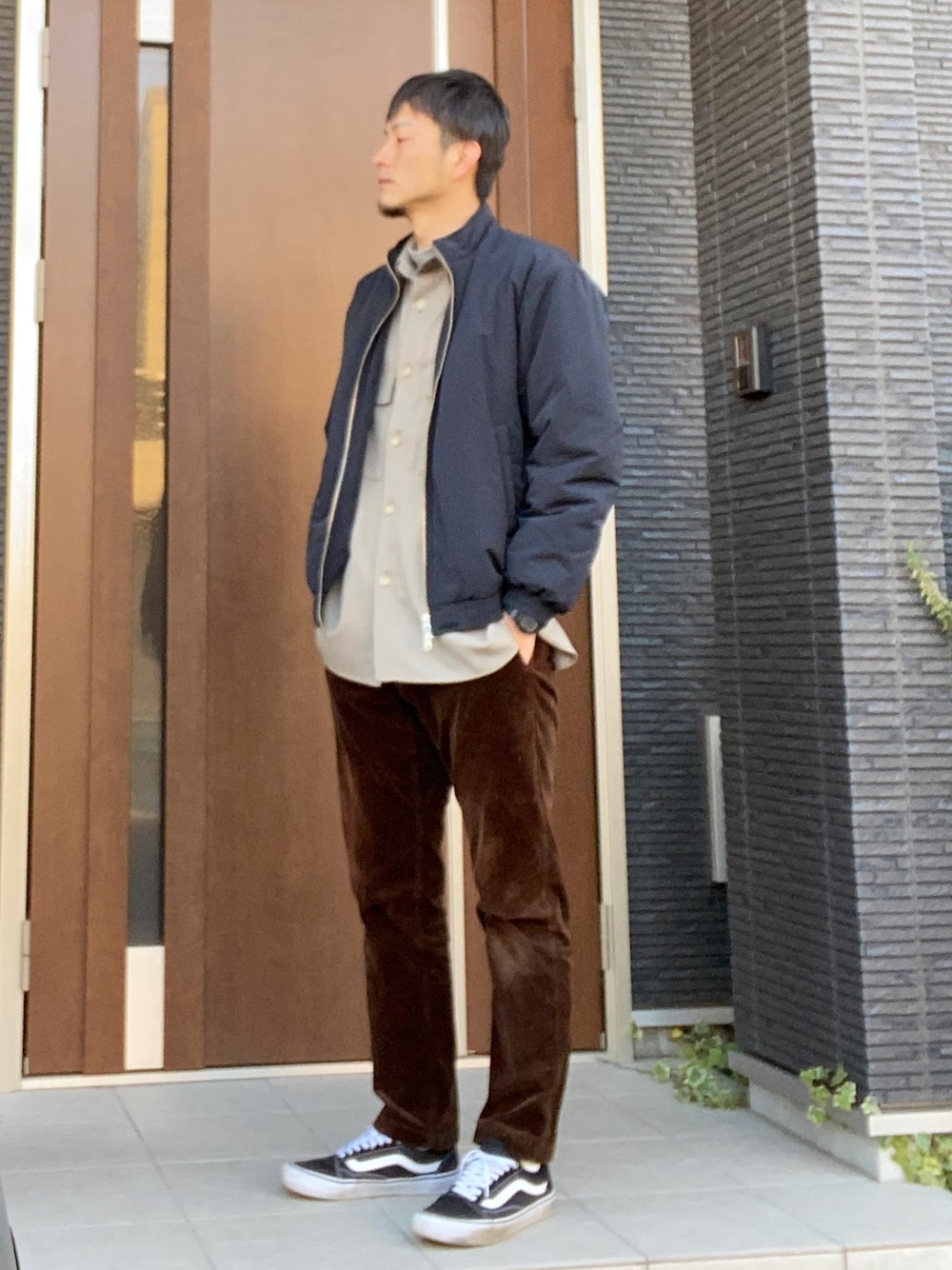 「チョコ色に染まれ、ハイネック、VANS、アーバンリサーチ、コーデュロイ、コーデュロイパンツ、GRAMICCI、グラミチ」｜「URBAN RESEARCHのNYLON PUFF TRACK JACKET（ブルゾン、ブラック系）」を使った、wizさん（メンズ・176cm）の冬コーディネートの1枚目の写真