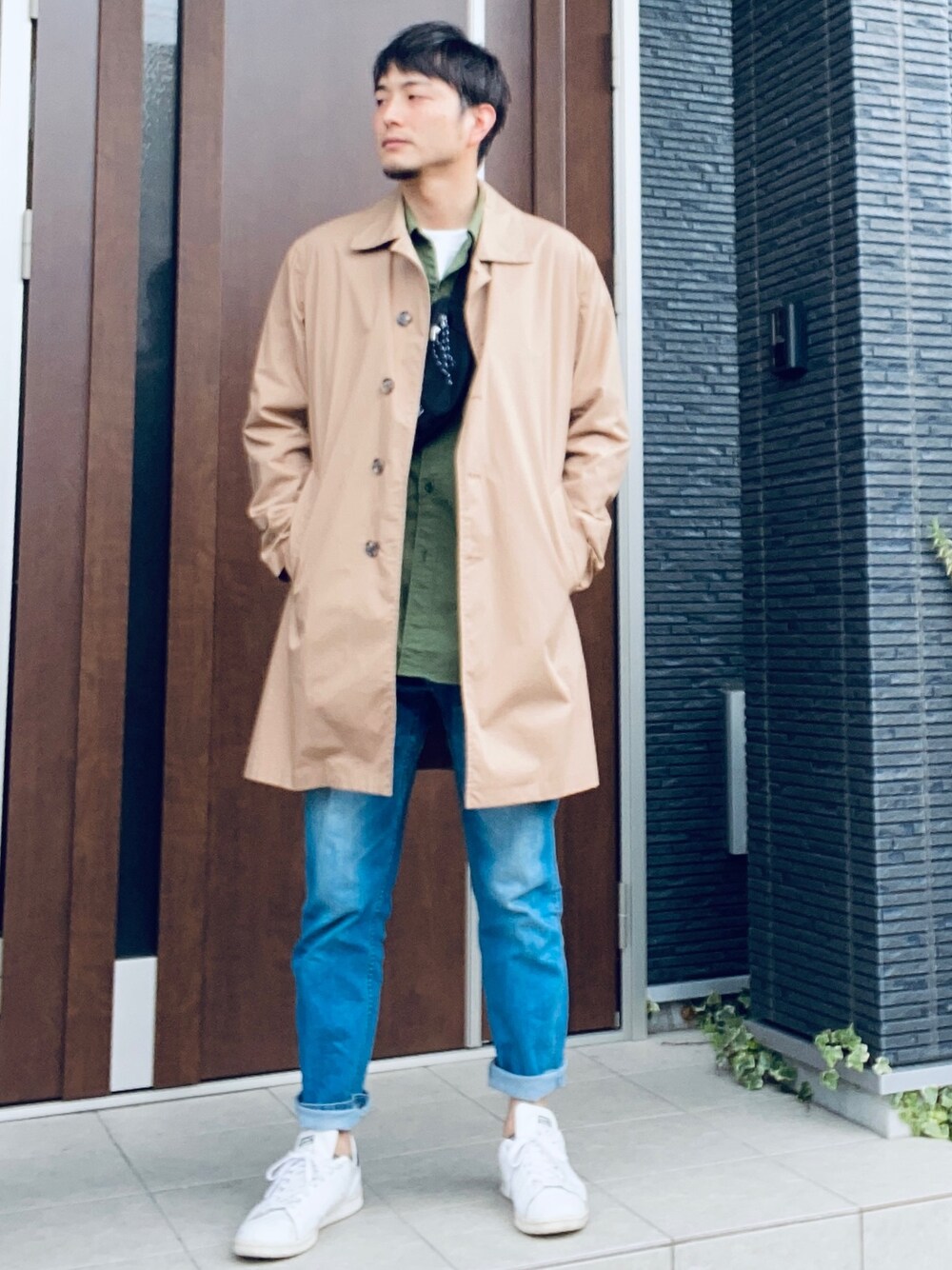 「オトナカジュアル、春コーデ、スプリングコート、シャツスタイル、スニーカー、春、コート」｜「URBAN RESEARCH ROSSO MENのタイプライタースプリングコート（ステンカラーコート、ベージュ系）」を使った、wizさん（メンズ・176cm）の春コーディネートの1枚目の写真