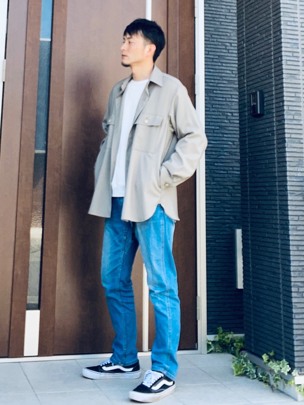 「春コーデ、シンプルコーデ、ビックシルエット、休日スタイル、ジーンズ、シャツスタイル、春、スニーカー、シンプル」｜「URBAN RESEARCHのT/W CPOジャケット（その他アウター、グレー系）」を使った、wizさん（メンズ・176cm）の春コーディネートの1枚目の写真