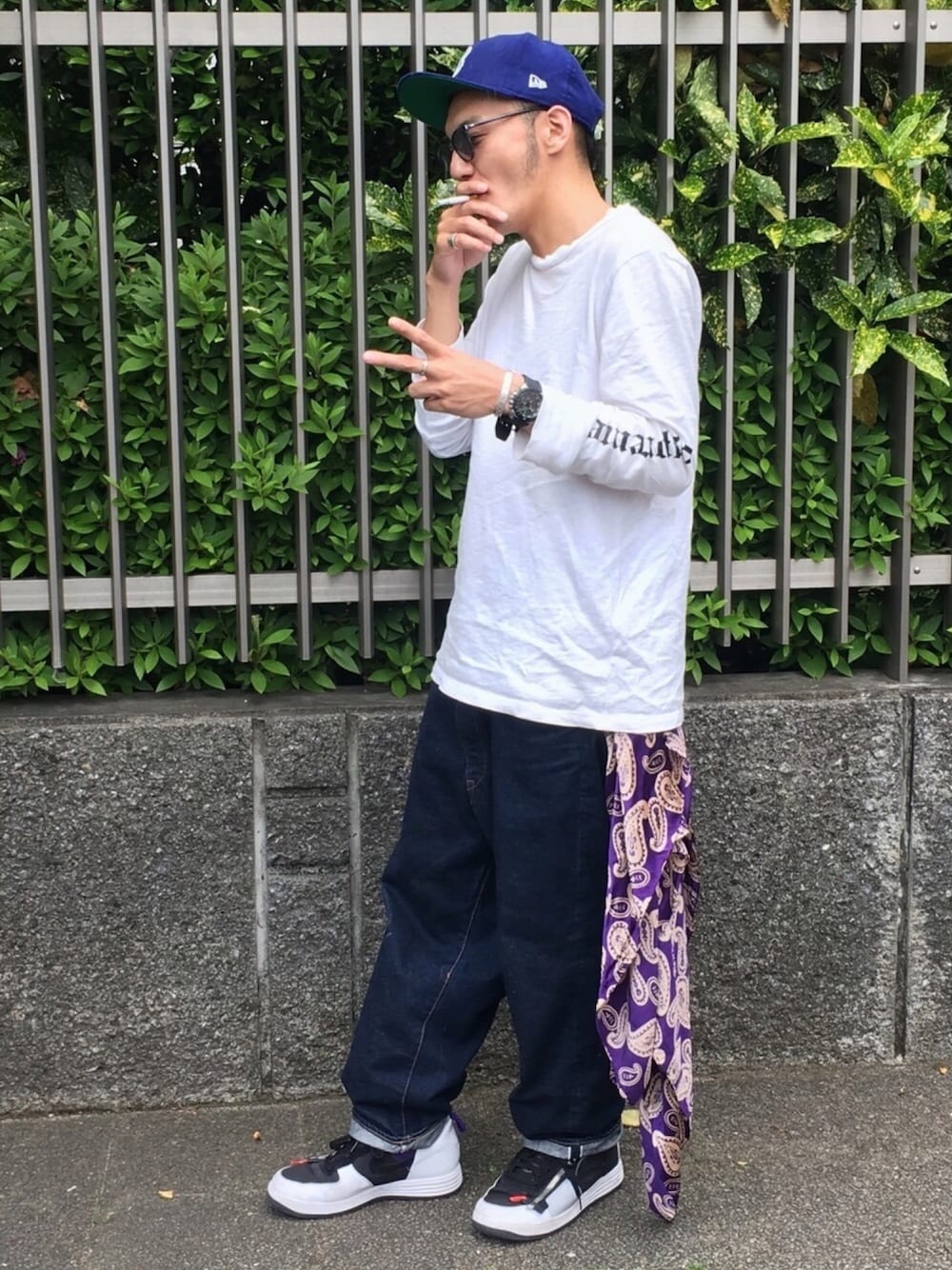 「休日スタイル、ストリート、シンプル、大人カジュアル、大人ストリート、大人ヤンチャ部、スニーカー、夏コーデ、春」｜「Supreme のアイテム（Tシャツ/カットソー、ホワイト系）」を使った、mtnbさん（メンズ・170cm）の春コーディネートの1枚目の写真