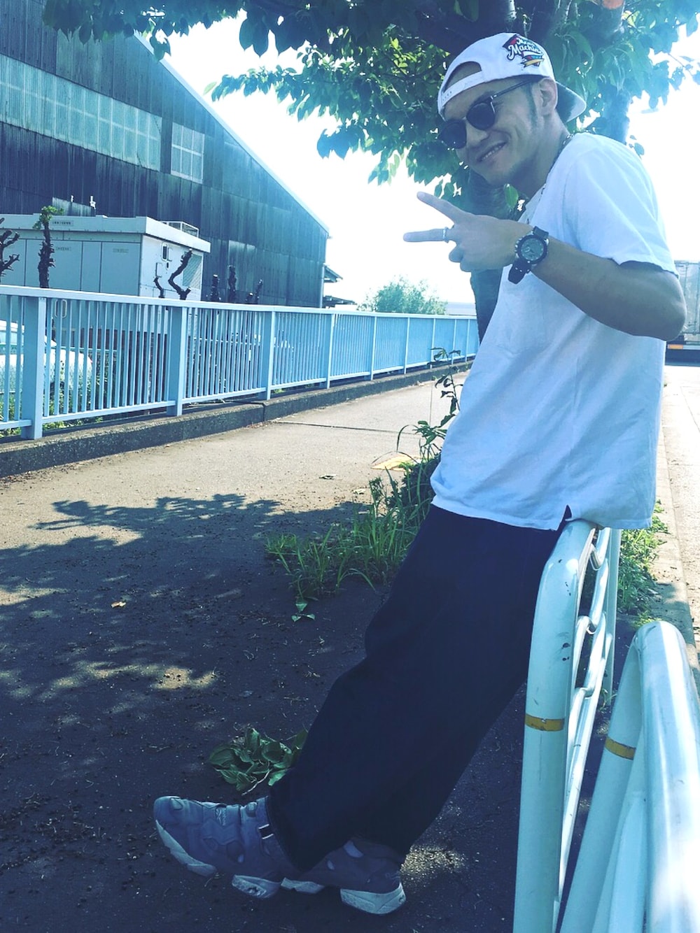 「夏、Tシャツ、オーバーサイズ、カジュアルコーデ、カジュアル、ストリート、ロールアップ、スニーカー、シンプル、キャップ」｜「bukhtのアイテム（デニムパンツ、ブルー系）」を使った、mtnbさん（メンズ・170cm）の夏コーディネートの1枚目の写真