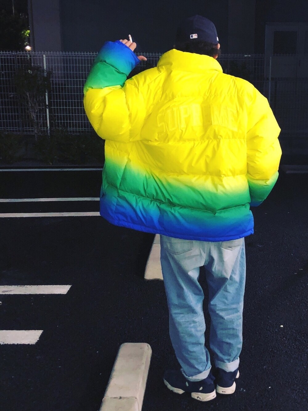 「supreme、カジュアルコーデ、ootd、ラフ、デニムパンツ、ビックシルエット、ストリート、streetstyle、キャップ、ストリート服が好き」｜「Supreme のアイテム（ダウンジャケット/コート、イエロー系）」を使った、mtnbさん（メンズ・170cm）の春コーディネートの1枚目の写真