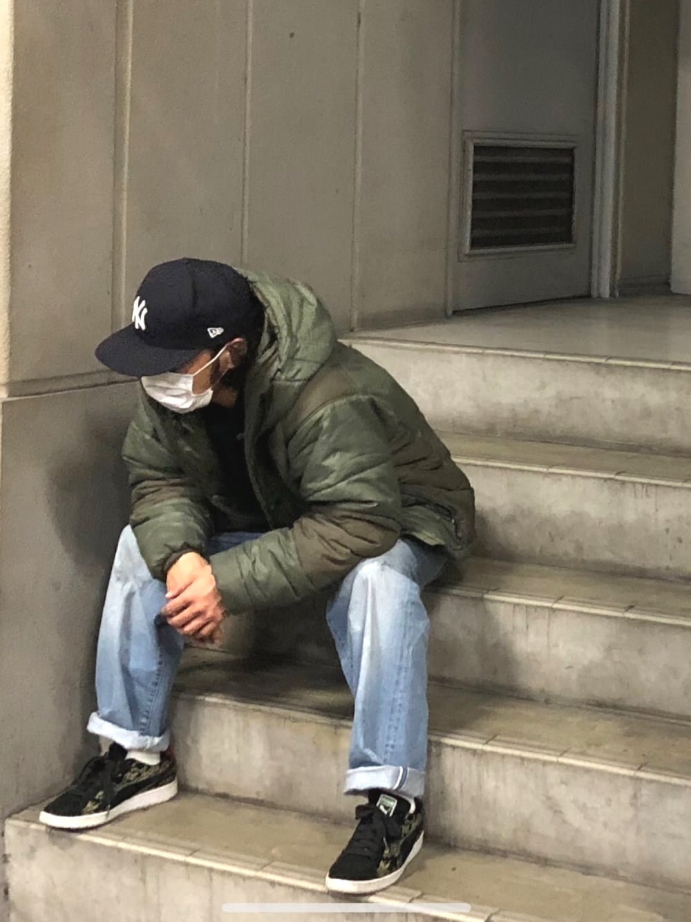 「カジュアルコーデ、オトナカジュアル、streetstyle、古着、カジュアル、スニーカー、スニーカーコーデ、おしゃれさんと繋がりたい、はるコーデ、ミリタリー」｜「patagoniaのアイテム（ダウンジャケット/コート、グリーン系）」を使った、mtnbさん（メンズ・170cm）の春コーディネートの1枚目の写真