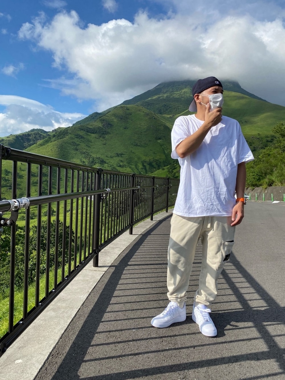 「カジュアルコーデ、ストリート、ラフコーデ、ラフ、スニーカー、ワントーンコーデ、大人カジュアル、ファッションの力を信じよう、ビッグシルエット、白スニーカー」｜「AIME LEON DOREのアイテム（Tシャツ/カットソー、ホワイト系）」を使った、mtnbさん（メンズ・170cm）の夏コーディネートの1枚目の写真