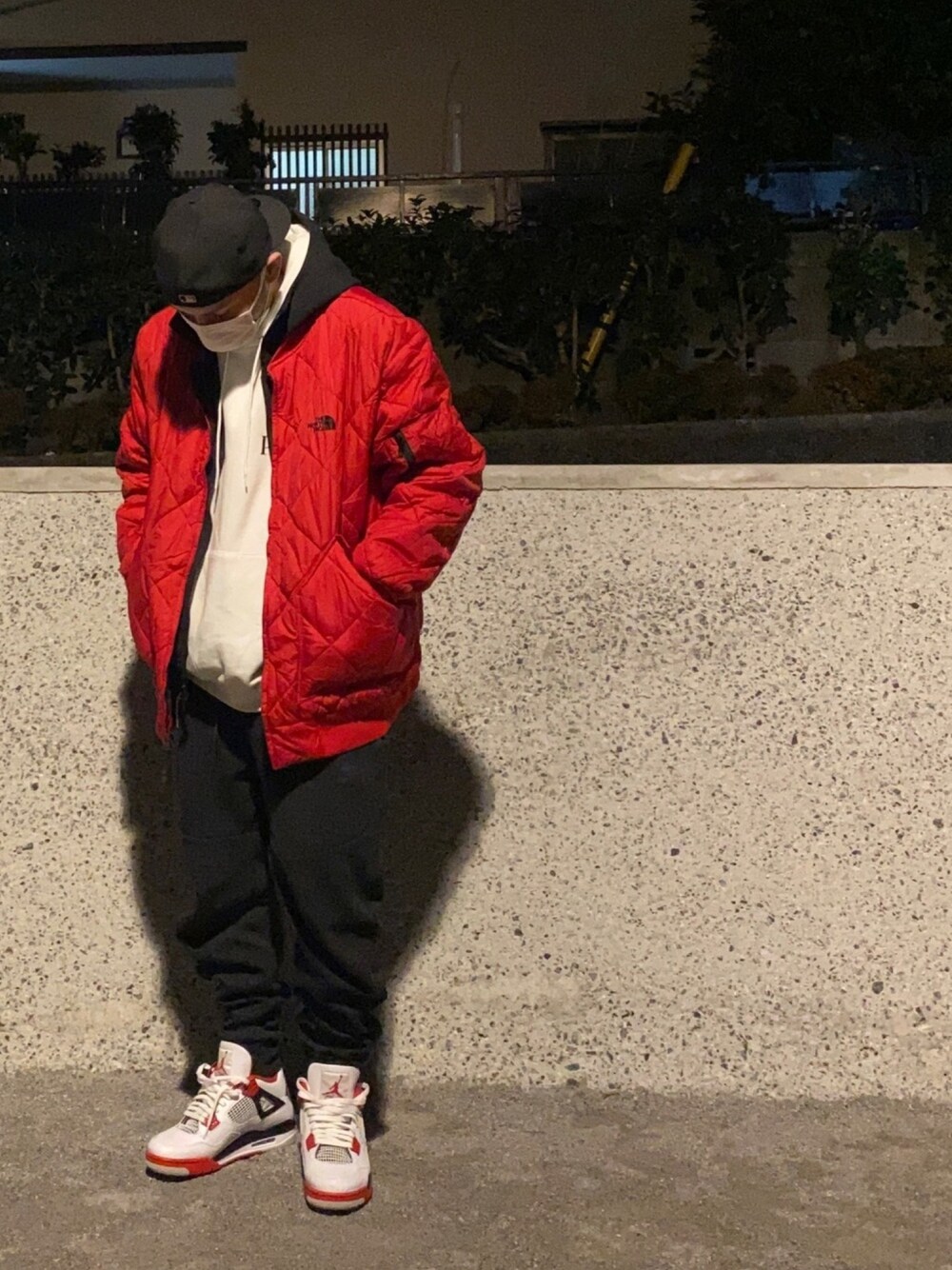 「秋冬コーデ、ストリート、スニーカー、street、streetstyle、ストリートMIX、ootd、シンプルコーデ、オトナカジュアル、カジュアル」｜「THE NORTH FACEのアイテム（ジャケット/アウター、レッド系）」を使った、mtnbさん（メンズ・170cm）の冬コーディネートの1枚目の写真