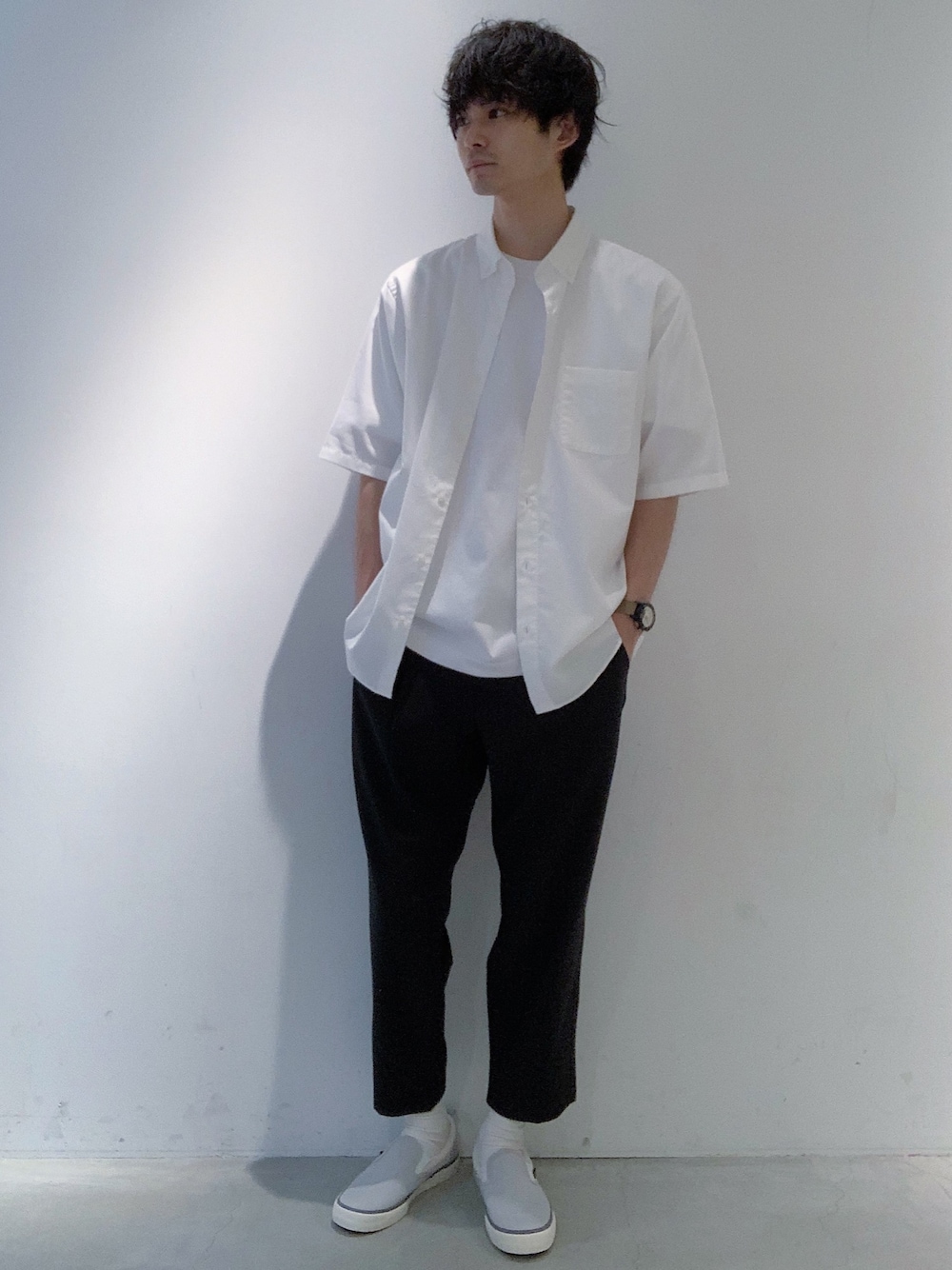 ホワイト系のTシャツ/カットソー、ホワイト系のシャツ/ブラウス、ブラック系のその他パンツを着用したメンズの夏コーディネートの1枚目の写真