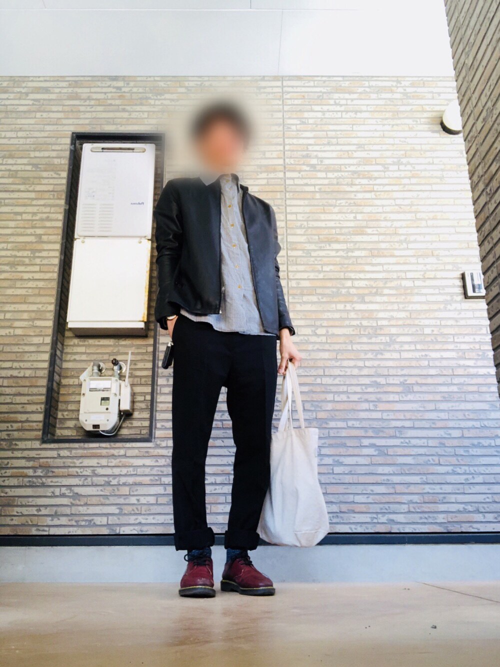 レッド系のブーツ、ブラック系のその他パンツ、ブラック系のアナログ腕時計を着用したメンズの春コーディネートの1枚目の写真