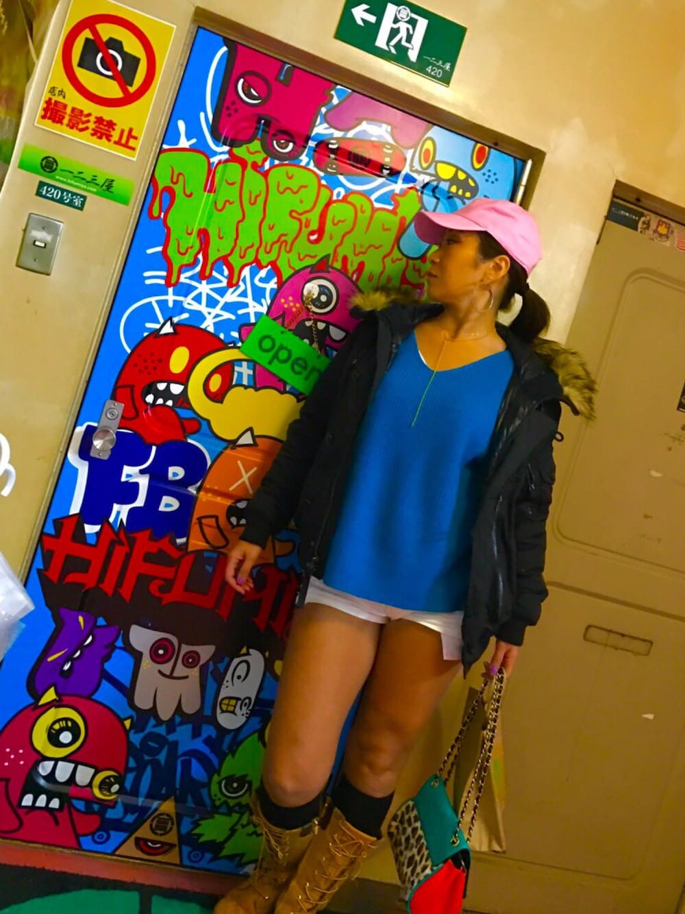 「osaka、HIPHOP、street、道頓堀流、くいだおれ、6パネルキャップ、ショートパンツ」｜「nicedreamsのアイテム（キャップ、ピンク系）」を使った、YUKA EASTさん（レディース・166cm）の秋コーディネートの1枚目の写真