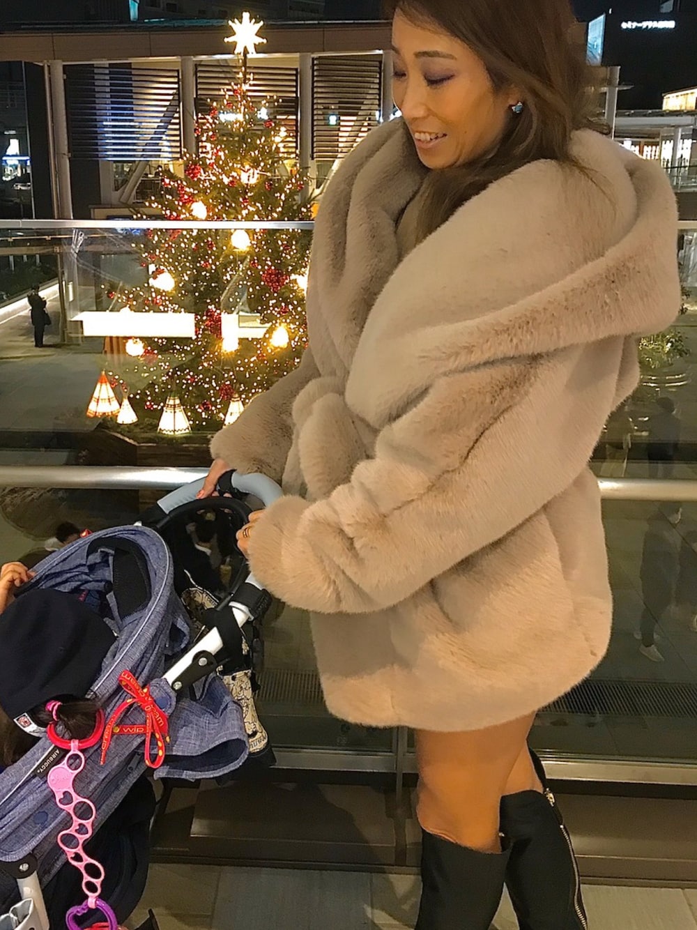 「クリスマスプレゼント、anelatokyo、ファーコート、ベージュコーデ、ママコーデ」｜「ANELA TOKYOのアイテム（その他アウター、ベージュ系）」を使った、YUKA EASTさん（レディース・166cm）の冬コーディネートの1枚目の写真