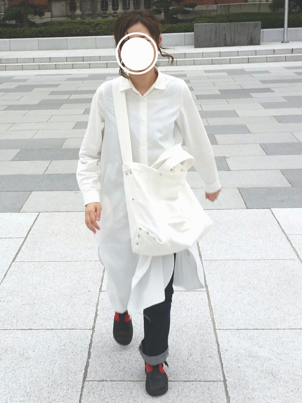 「東京駅、しろ、YAECA、ツールバック、MHL.、オーロラシューズ」｜「YAECAのアイテム（ワンピース、ホワイト系）」を使った、ｓａ .さん（レディース・159cm）の秋コーディネートの1枚目の写真