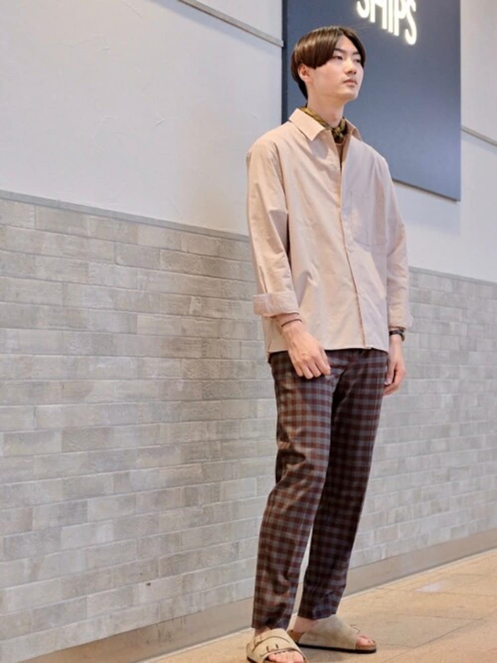 「シャツ、ベージュ、別注、ギンガムチェック、シップス、SHIPS、バンダナ、イージーパンツ、STILL BY HAND、晩夏」｜「STILL BY HANDのSTILL BY HAND: 別注 コットン/ウール レギュラーカラーシャツ（シャツ/ブラウス、ベージュ系）」を使った、森川さん（メンズ・183cm）の夏コーディネートの1枚目の写真