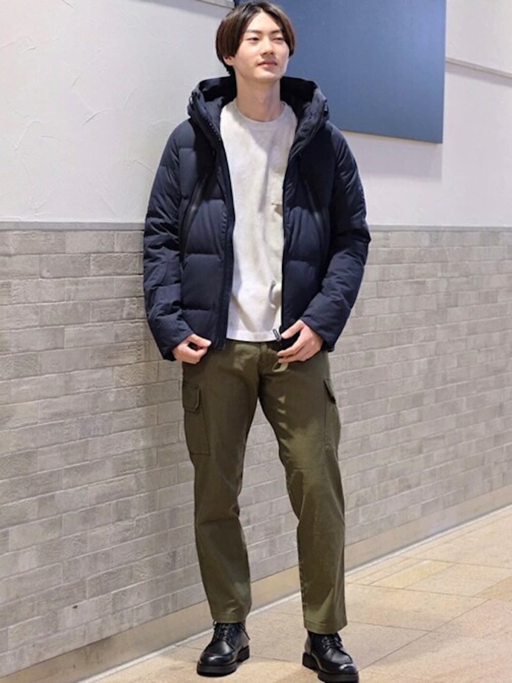 「ジャケット、パンツ、ダウンジャケット、ロンT、シューズ、カーゴパンツ、SHIPS」｜「SHIPSのSC: SCREEN STARS タイダイ ロングスリーブ Tシャツ（Tシャツ/カットソー、グレー系）」を使った、森川さん（メンズ・183cm）の秋コーディネートの1枚目の写真