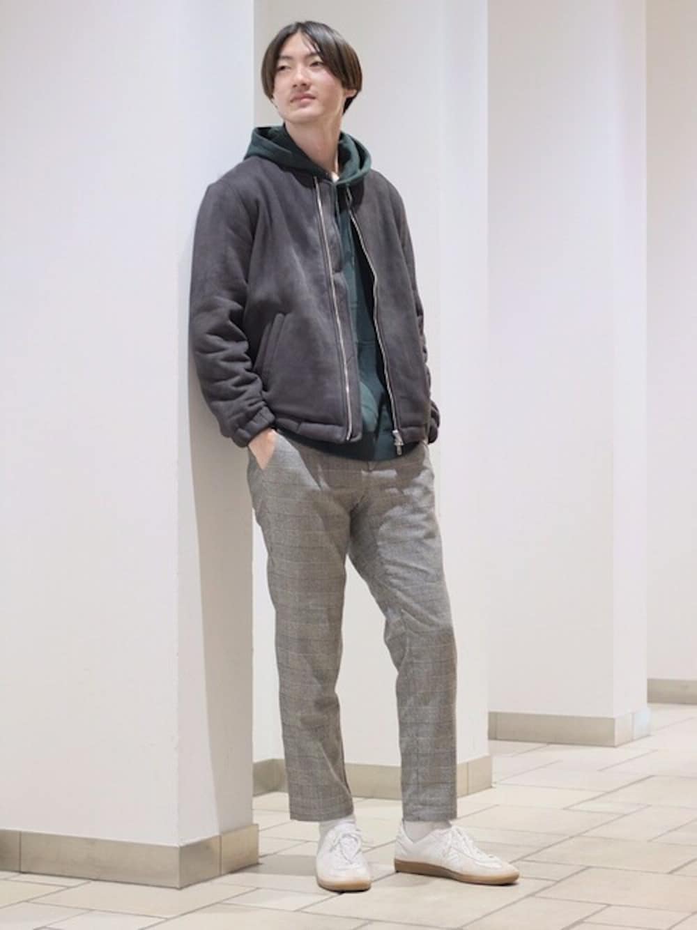 「テーパードパンツ、別注、シップス、SHIPS、イージーパンツ、ラコステ、フードパーカー、フェイクスエード、ダークグレー、ボアブルゾン」｜「SHIPSのSHIPS: フェイクスエード ボア リブ ブルゾン（ブルゾン、グレー系）」を使った、森川さん（メンズ・183cm）の秋コーディネートの1枚目の写真