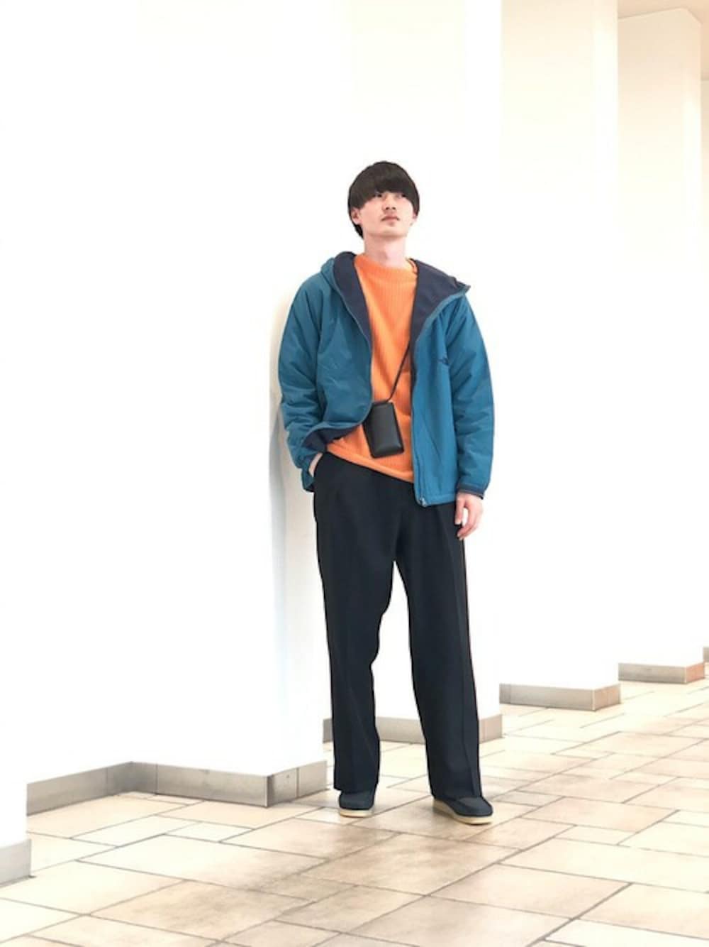 「ブルゾン、大人カジュアル、シップス、SHIPS、カシミヤニット、ノースフェイス、clarks、ボトルネックニット、ネックポーチ」｜「THE NORTH FACEのTHE NORTH FACE: COMPACT NOMAD JACKET（ブルゾン、ブルー系）」を使った、森川さん（メンズ・183cm）の冬コーディネートの1枚目の写真