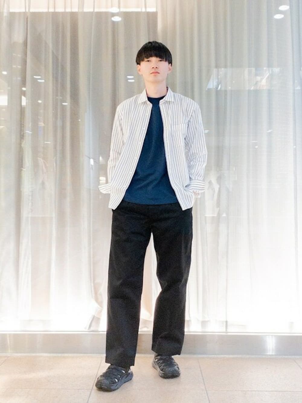 「チノパン、別注、シップス、SHIPS、Columbia、シャツスタイル、黒パンツ、ネイビーTシャツ」｜「SHIPSのSHIPS: japan quality サフィランリネン/コットン レギュラーカラー シャツ（シャツ/ブラウス、ブルー系）」を使った、森川さん（メンズ・183cm）の夏コーディネートの1枚目の写真