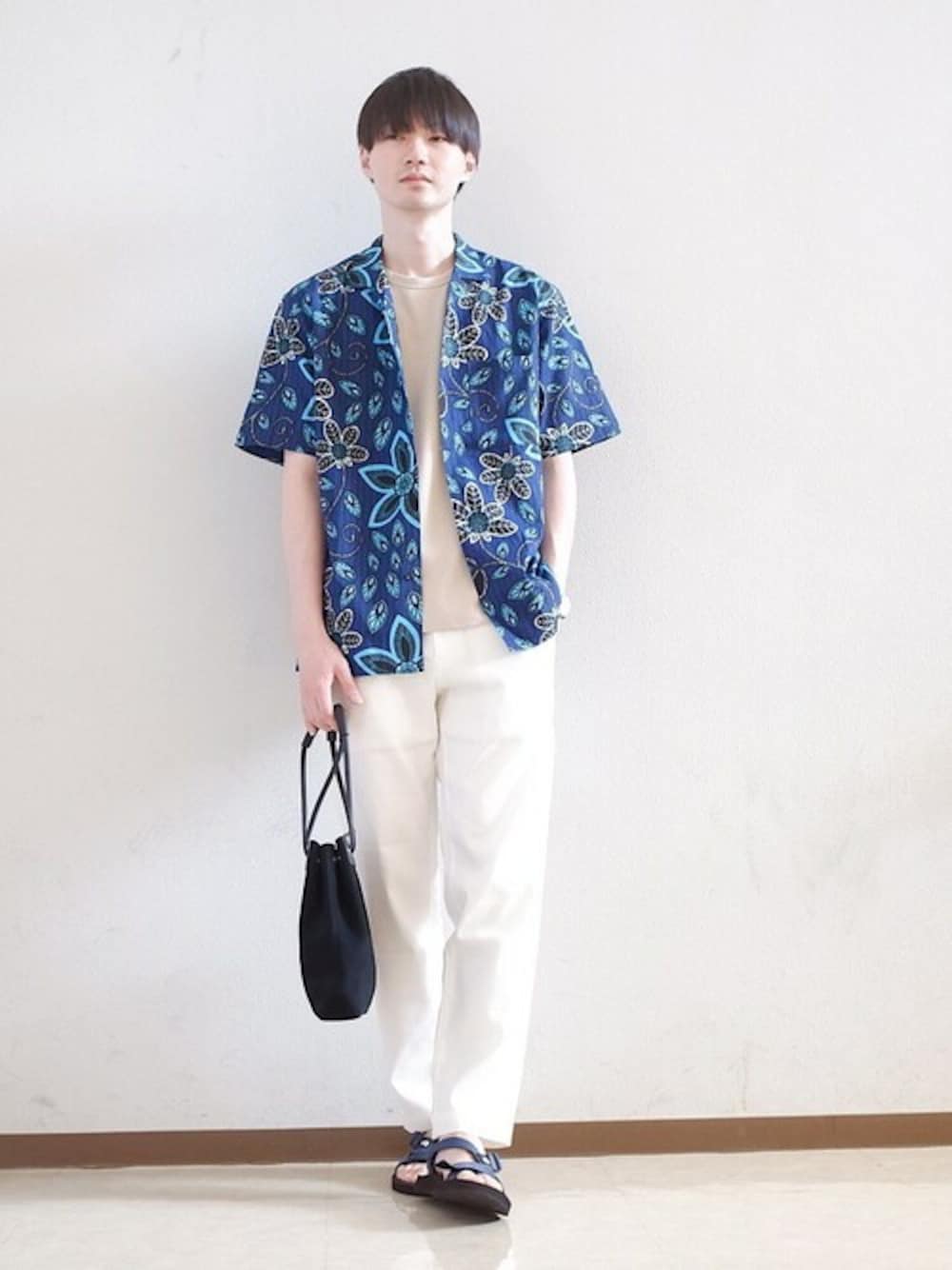 「別注、シップス、SHIPS、THE NORTH FACE、巾着バッグ、白パンツ、バティック柄、オープンカラーシャツ、BATONER、ベージュTシャツ」｜「SHIPSの【SHIPS別注】CLOUDY: バティック オープンカラー シャツ（シャツ/ブラウス、ブルー系）」を使った、森川さん（メンズ・183cm）の夏コーディネートの1枚目の写真