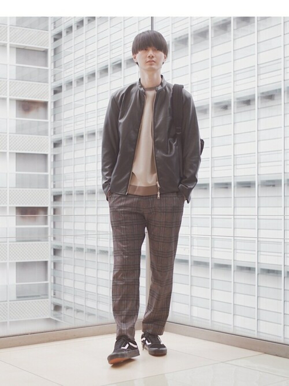 「SHIPS、STANDARD SUPPLY」｜「SHIPSのSHIPS: Synthetic Leather シングルライダース ジャケット（ライダースジャケット、ブラック系）」を使った、森川さん（メンズ・183cm）の夏コーディネートの1枚目の写真