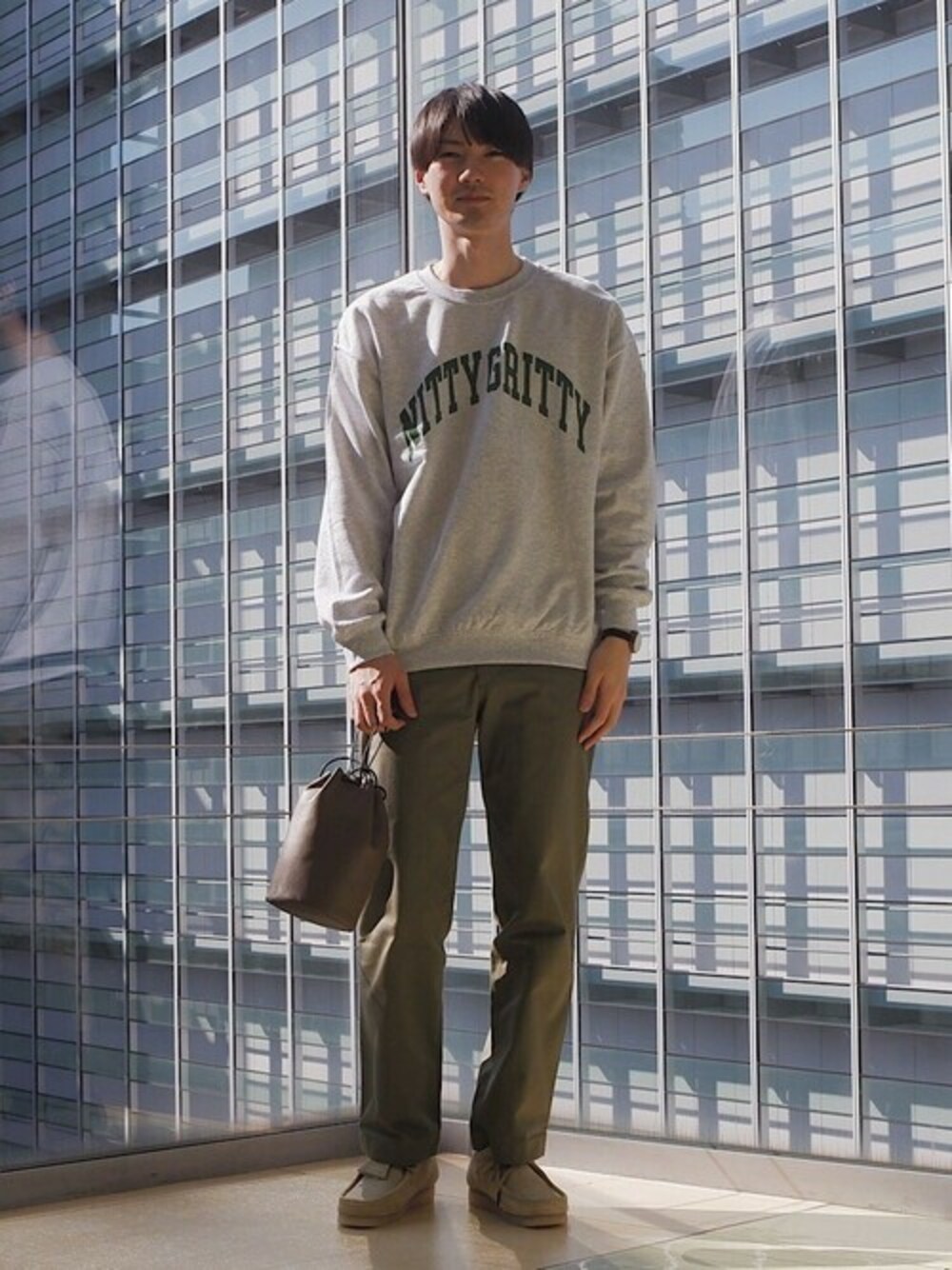 「SHIPS、clarks、BARRY BRICKEN」｜「SHIPSのTHE NITTY GRITTY ARCHIVE CITY: カレッジ ロゴ スウェット（スウェット、グレー系）」を使った、森川さん（メンズ・183cm）の秋コーディネートの1枚目の写真