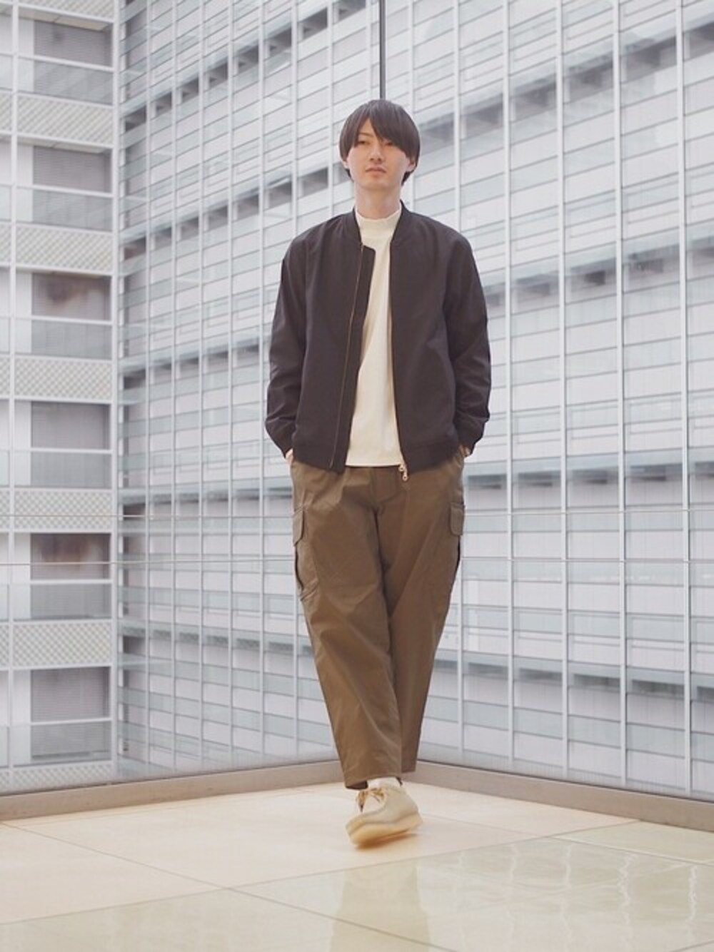 「SHIPS、clarks、HINSON」｜「SHIPSのSHIPS: ハイカウント 2WAY ストレッチ リブ ブルゾン 21FW（ブルゾン、ブラック系）」を使った、森川さん（メンズ・183cm）の秋コーディネートの1枚目の写真