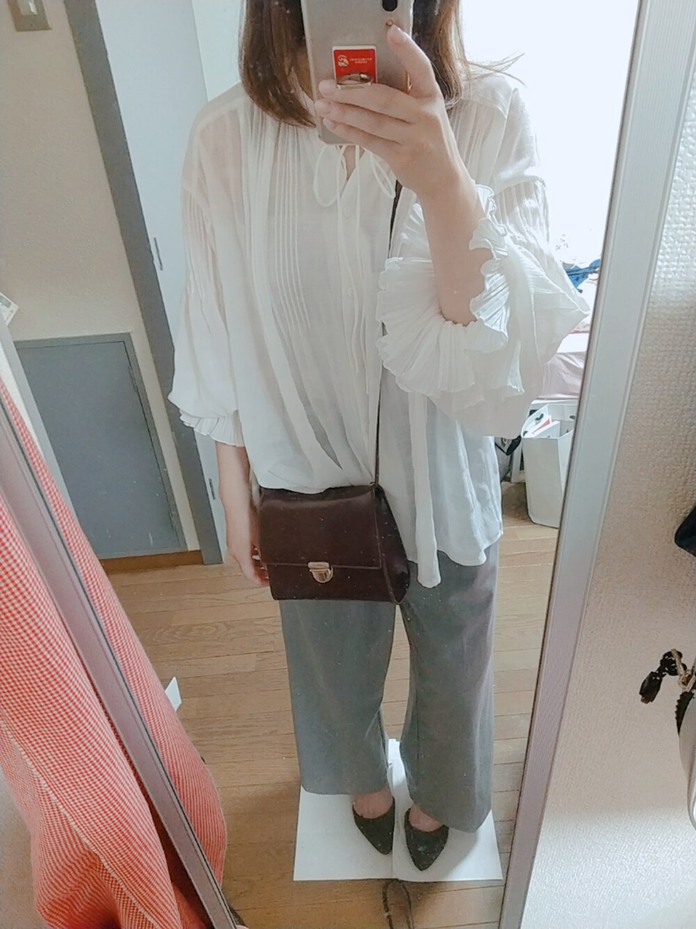 「シンプル、おしゃれさんと繋がりたい、楽チンコーデ、雨の日コーデ、休日スタイル、低身長、ショルダーバッグ、プリーツブラウス」｜「archivesの【camelはWEB限定】エナメルショルダーウエストバッグ（ショルダーバッグ、ブラウン系）」を使った、gyogyogyogyogyoさん（レディース・154cm）の夏コーディネートの1枚目の写真