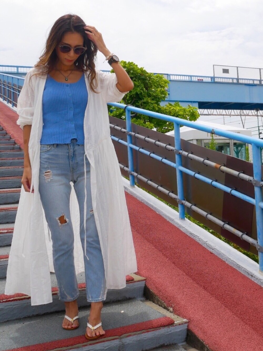 「ストレートデニム、moussy、ワンピース、ニットキャミソール、レイバン、サングラス」｜「Ray-Banのアイテム（サングラス、グレー系）」を使った、coco1009iさん（レディース・158cm）の秋コーディネートの1枚目の写真