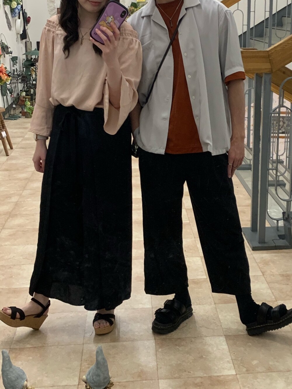 グレー系のシャツ/ブラウス、オレンジ系のTシャツ/カットソー、ブラック系のその他パンツを着用したメンズの春コーディネートの1枚目の写真