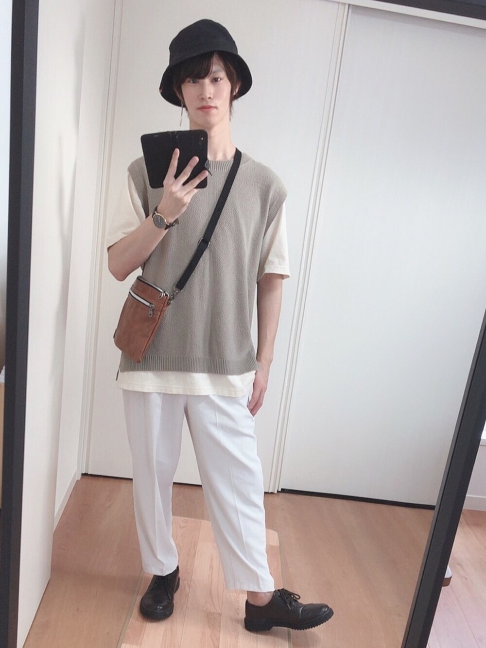 「プチプラ、DAISO、ワントーンコーデ、ペールトーン、お洒落さんとつながりたい、低身長、レディース男子、ニットベスト、UNIQLO U、バケットハット」｜「MBのアイテム（ハット、ブラック系）」を使った、wayuさん（メンズ・169cm）の夏コーディネートの1枚目の写真