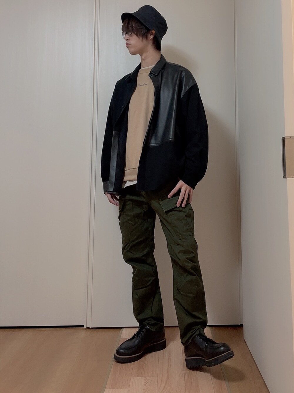 「レザーLOVEスナップ、レザーきりかえシャツ、HARE、カーゴパンツ、ミリタリー、バケットハット、低身長、ストリート」｜「MBのアイテム（ハット、ブラック系）」を使った、wayuさん（メンズ・169cm）の秋コーディネートの1枚目の写真